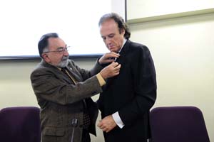 Eugenio-Carlos Bustillo recibindo a insignia do IEV.