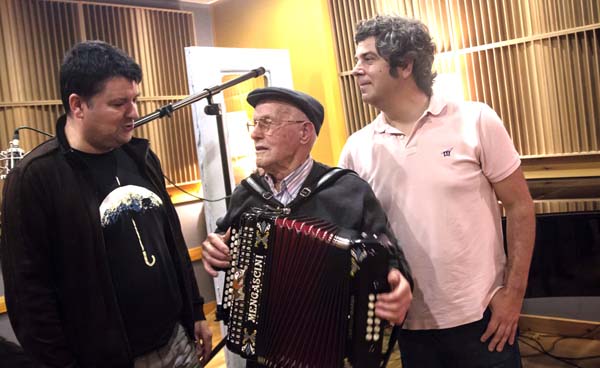 Kepa Junkera (á dereita) con Xurxo Souto e Manuel Pazos de Merexo, acordeonista de 86 anos que participa no disco "Galiza".