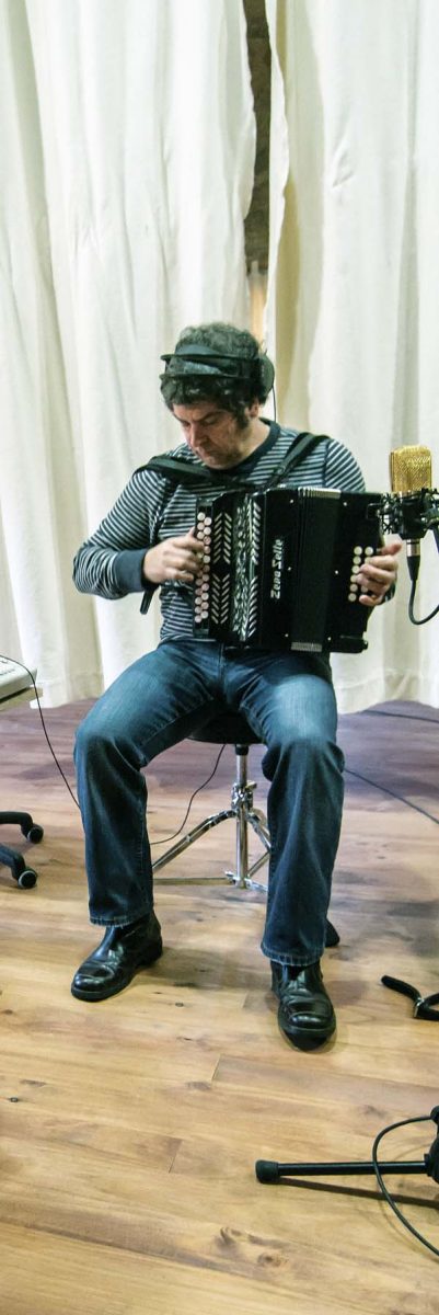 Kepa Junkera tocando a trikitixa na gravación de "Galiza".