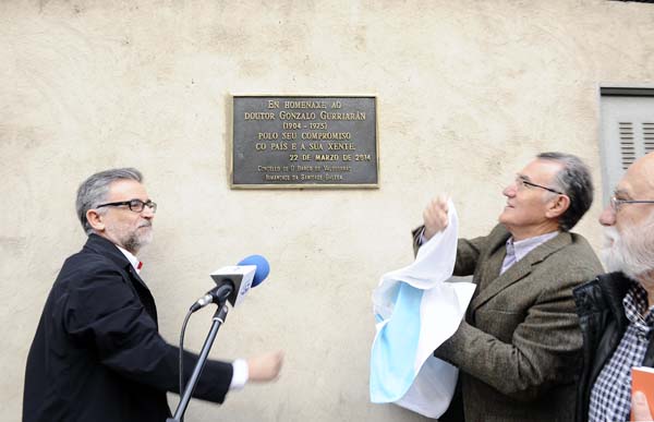 Un membro de Isaga e o alcalde do Barco, descubrindo a placa xunto a Ricardo Gurriarán.