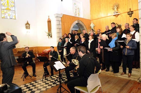 saxofonista e coral da Veiga na iglesia da Veiga 6433