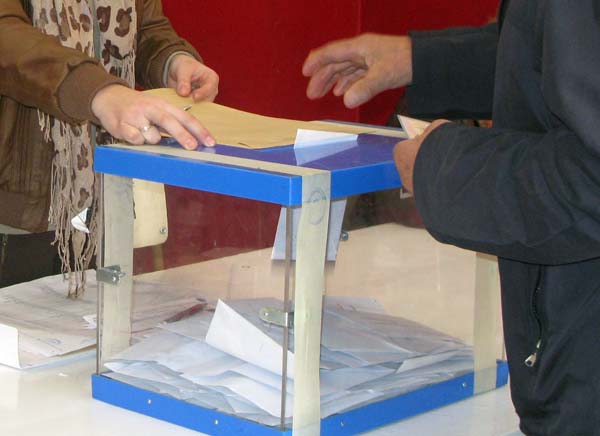 Un  ourensán exerceu o seu dereito ao voto./ Foto: Carlos G. Hervella