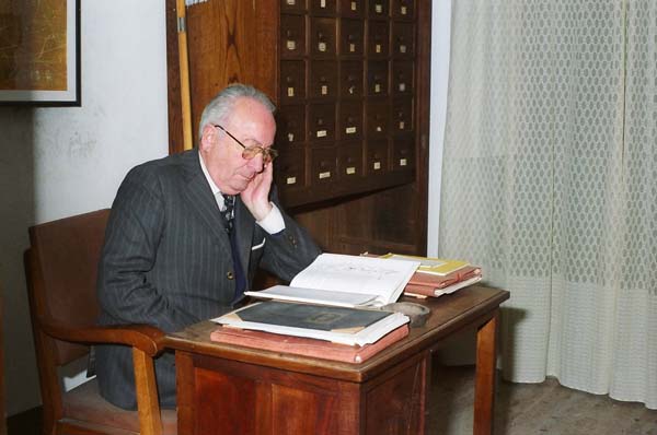 Xosé María Díaz Castro, lendo na Asociación Xermolos.