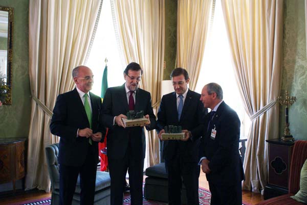Os alcaldes de Verin e Chaves co presidente do Goberno español e co primeiro ministro portugués.
