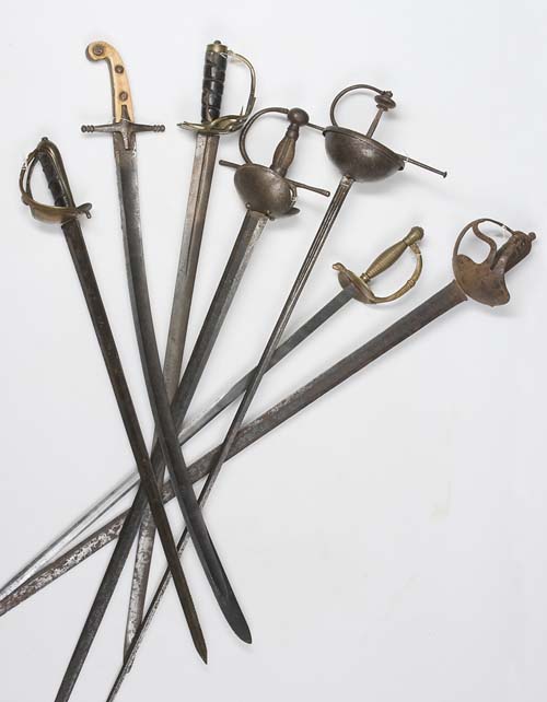 Coleccion de espadas modernas (séculos XVII-XIX). Foto: Museo Arqueolóxico Provincial de Ourense/ Autor: Fernando del Río.