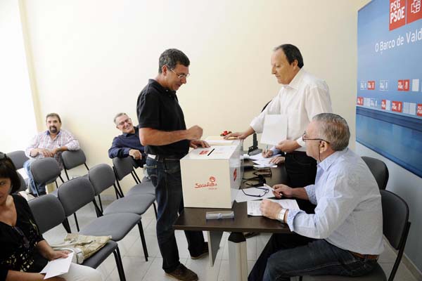 Votacións na sede local do PSdeG-PSOE do Barco na mañá do 13 de xullo./ Foto: Carlos G. Hervella