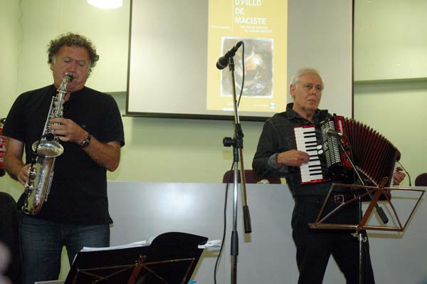 Xosé Taboada e Paco Campos, presentando a finais de ano "O fillo de Maciste" no Barco./ Foto: Ángeles Rodríguez.