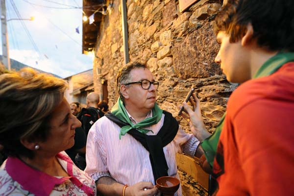 O responsable de turismo de Ourense e a alcaldesa de Vilamartín entrevistados por Miguel Gómez/Foto: Carlos G. Hervella