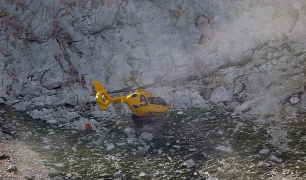 O helicóptero achegándose ao lugar do accidente.