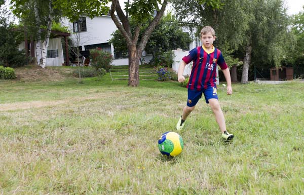 Kirill xogando ao fútbol en Trives, un deporte que lle encanta./ Foto: Carlos G. Hervella.
