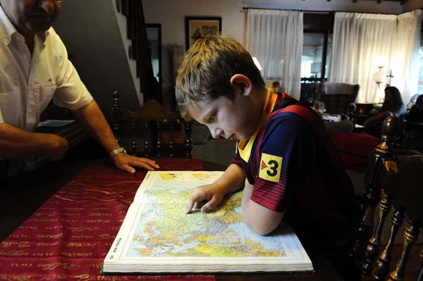 Kirill, sinalando nun mapa da Federación Rusa o seu pobo./ Foto: Carlos G. Hervella.