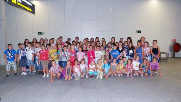 A primeira vez que Kirill pisou Galicia foi en xuño do 2013. Na imaxe aparece xunto ao grupo de nenos do programa o pasado verán./ Foto cedida pola Asociación Ledicia Cativa.