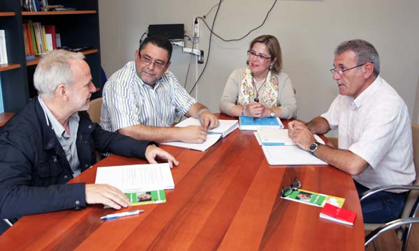 A directora xeral de Produción Agropecuaria cos representantes de AGA.