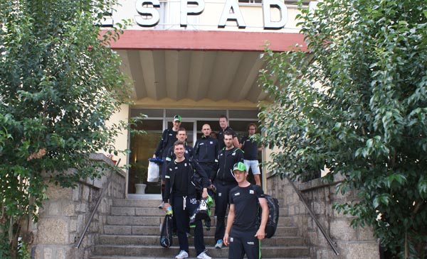 Ciclistas do equipo holandés Belkin, no hotel Espada da Rúa. /Foto: Mónica G. Bellver.