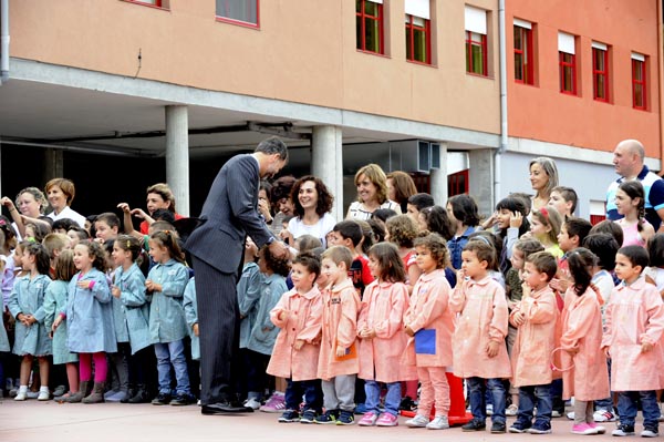O Rei saúda aos cativos no patio do colexio.