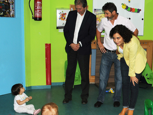 A directora xeral de Familia e Inclusión, Amparo González, visitando  a escola infantil "Antela".