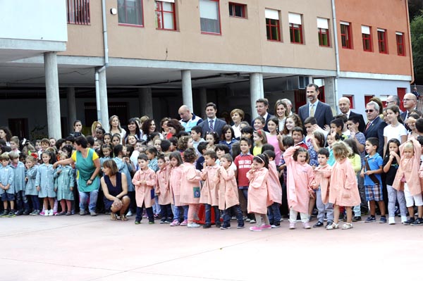 Foto de familia dos Reis cos alumnos, profesores e autoridades.