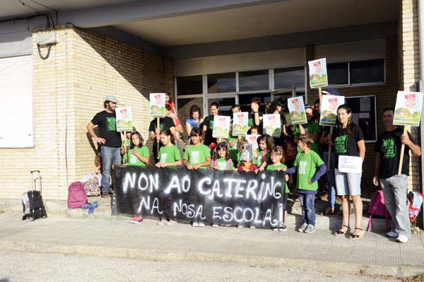 Protesta nas portas do CEIP Manzaneda, no día de inicio do curso escolar./ Foto: Carlos G. Hervella.