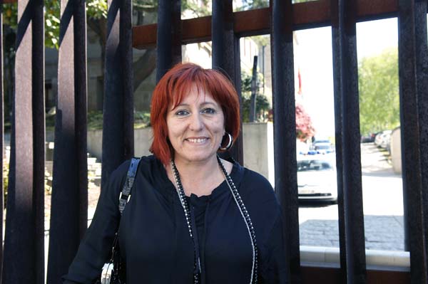 A deputada socialista Carmen Acuña, na entrada do Parlamento de Galicia./ Foto: Carlos G. Hervella.