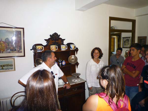 Os alumnos do insituto Santiago Apóstol, visitando a Casa Museo de Otero Pedrayo./ Foto: Fundación Otero Pedrayo.