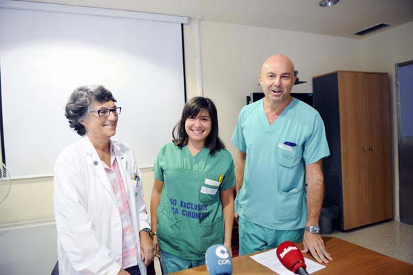A xerente executiva de Valdeorras e o doutor López Bellido, cunha das especialistas do servizo de Uroloxía./ Foto: Carlos G. Hervella.