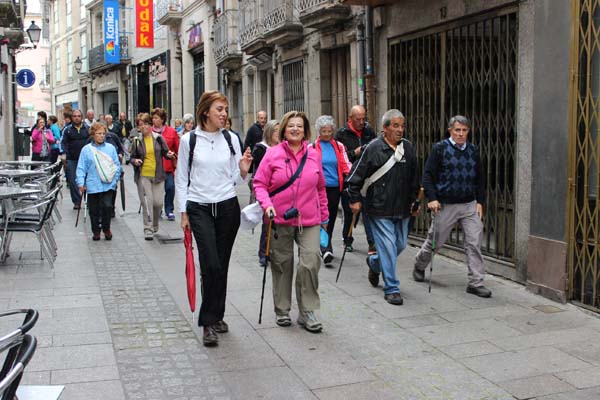 A delegada da Xunta en Lugo, camiñando polo casco antigo de Monforte.
