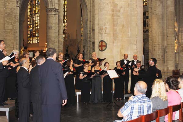 O Orfeón Valdeorrés cantando na Catedral de Bruxelas.