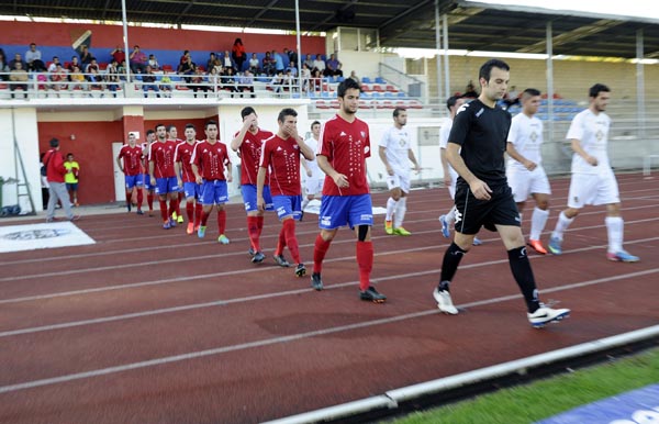 Os xogadores do C.D. Barco e Pontevedra B. saíndo ao terreo de xogo en Calabagueiros.