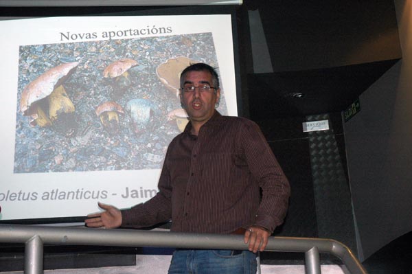 Alejandro Mínguez na presentación do libro sobre as setas.