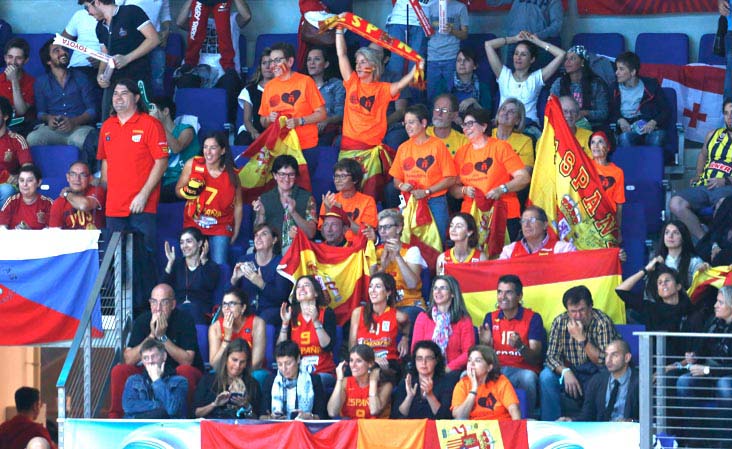 O público, entre o que pode verse a familares de Mondelo e parte da bandeira do Barco, animando a España dende as bancadas.