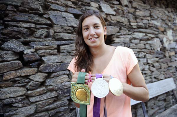 Laura Ester coas tres medallas conseguidas coa selección española de waterpolo: nas Olimpiadas 2012, no Mundial 2013 e no Europeo 2014. 