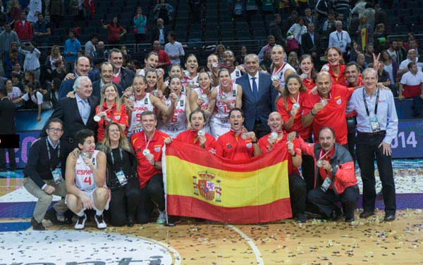 La selección española celebrando su plata.