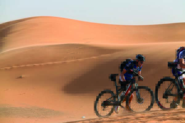 Víctor durante a 5ª etapa da carreira, o famoso “paso das dunas” duns sete quilómetros que deben facerse a pé. /Foto: Javier M@Titan Desert.