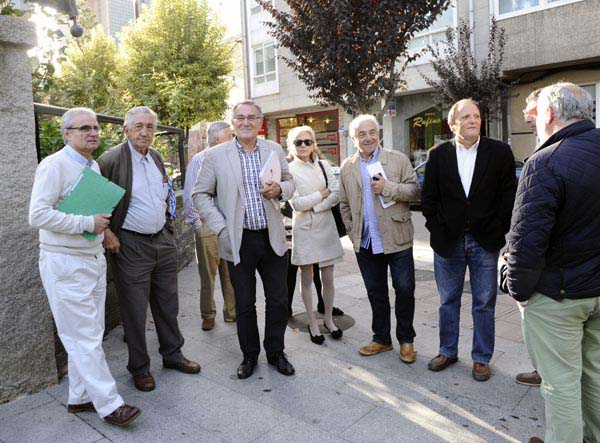 O alcalde do Barco, acompañado dos concelleiros do seu grupo de goberno e doutros representantes socialistas./ Foto: Carlos G. Hervella.