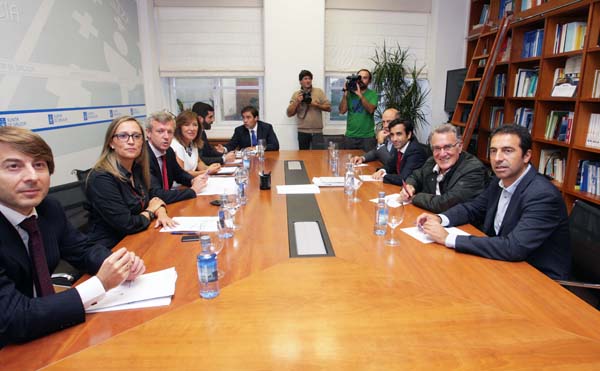 Reunión de representantes da Xunta de Galicia coa directiva da Fegamp.
