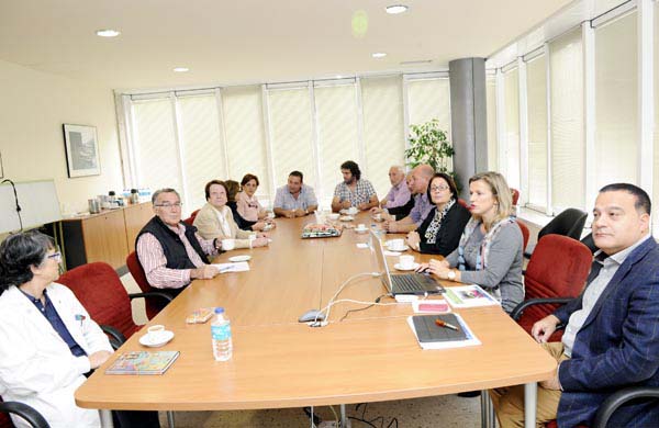 Reunión cos alcaldes da área sanitaria de Valdeorras, no HCV./ Foto: Carlos G. Hervella.