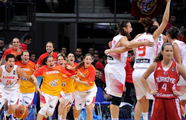 Las jugadoras españolas celebrando la victoria.