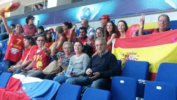 Os pais de Lucas Mondelo, do Barco, con outros familiares, animando a España no partido contra Turquía./ Foto cedida por Paula García.