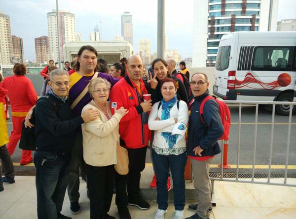 Lucas Mondelo, xunto aos seus pais e varios familiares en Estambul./ Foto cedida por Paula García.