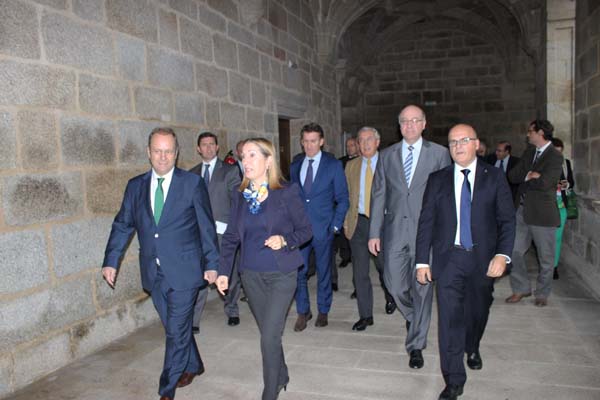 A ministra de Fomento, xunto ao presidente da CEO e outras autoridades galegas e ourensás.