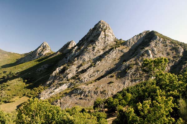 Vista dos Penedos de Oulego, no Parque Natural da Serra da Enciña da Lastra (Rubiá)./ Foto: Carlos G. Hervella.