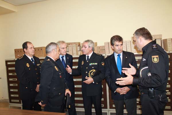 O director xeral da Policía, Ignacio Cosidó, na comisaría ourensá.