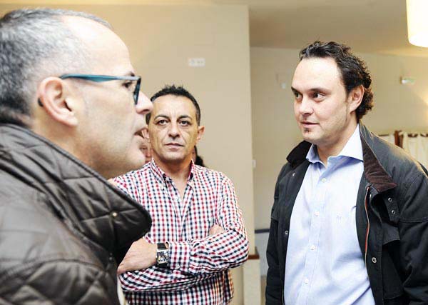 Xesús Vázquez, falando cos candidatos de Manzaneda e Trives, que entran por primeira vez na política./ Foto: Carlos G. Hervella.