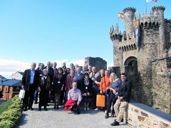 Os participantes no congreso, no Castelo dos Templarios, en Ponferrada (León).