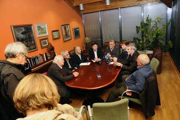 Empresarios e alcaldes, na rolda de prensa que seguíu á reunión da mesa./ Foto: Carlos G. Hervella.