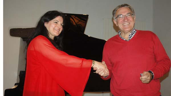 A pianista Sara Marianovich e o alcalde do Barco Alfredo García. /Foto: Mónica G. Bellver.