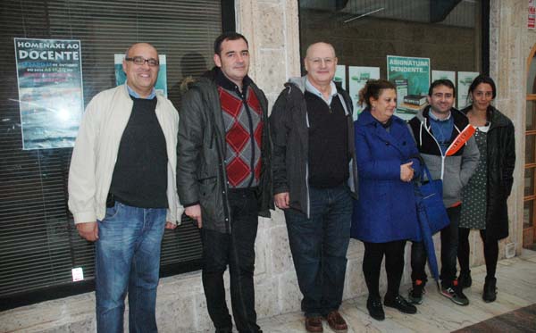 Representantes de ANPE Ourense e Valdeorras diante da sede no Barco.