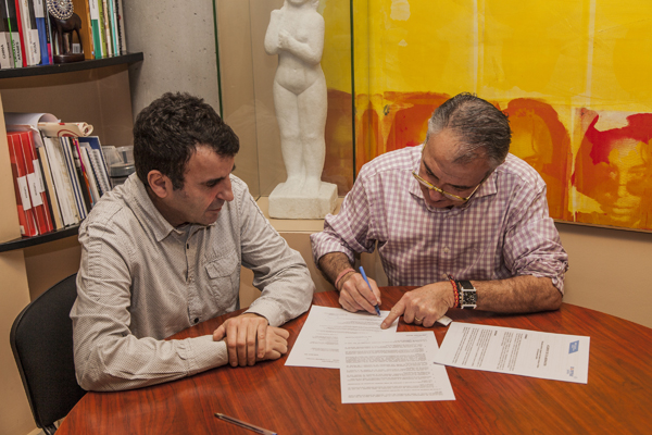 Firma do convenio entre o representante da escola e o presidente do CCA Ourense Centro.