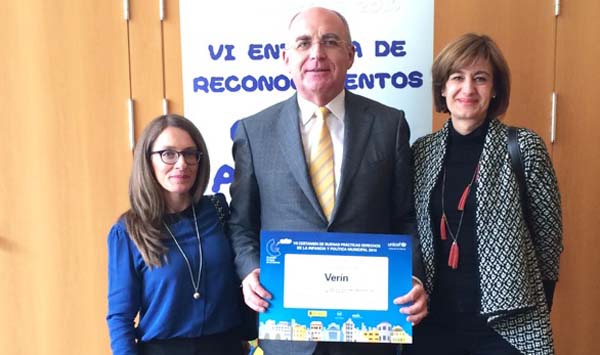 O alcalde de Verín coa concelleira de Benestar Social e a responsable de Educación Familar.