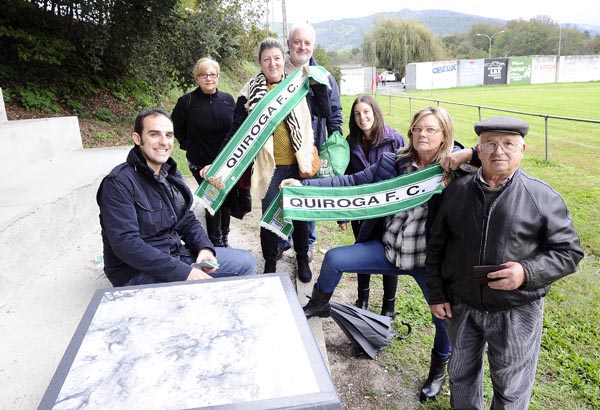 Afeccionados do Quiroga FC coas bufandas do equipo.